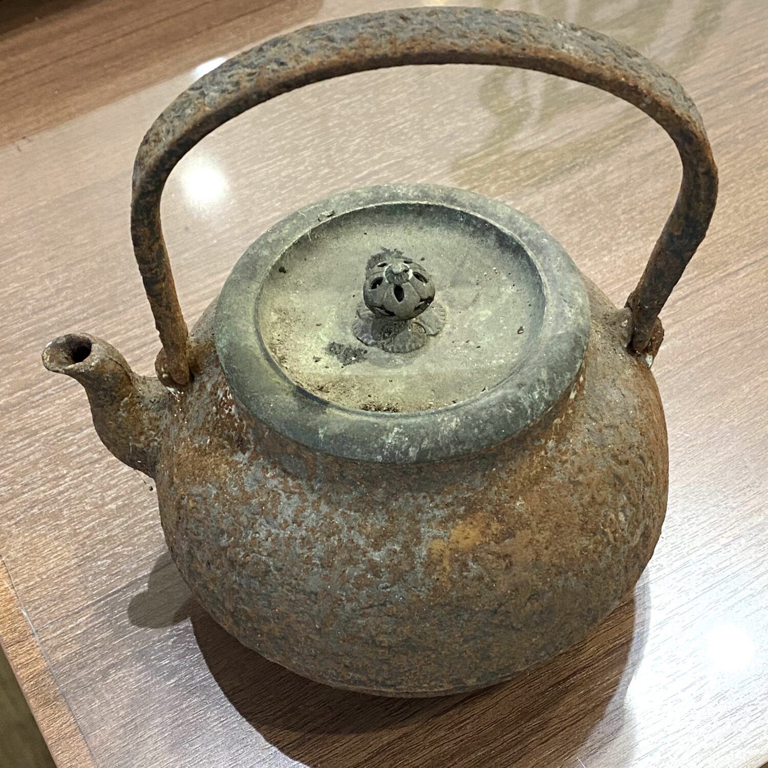サビサビの鉄瓶を1万円で買取り致しました。
